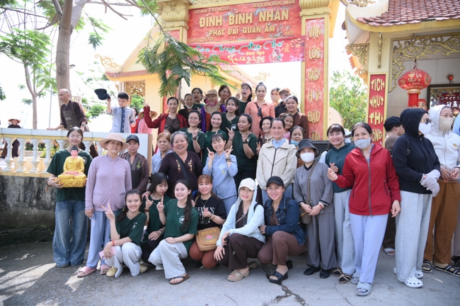 Freeing of creatures at Nhi Binh ferry (Hoc Mon)