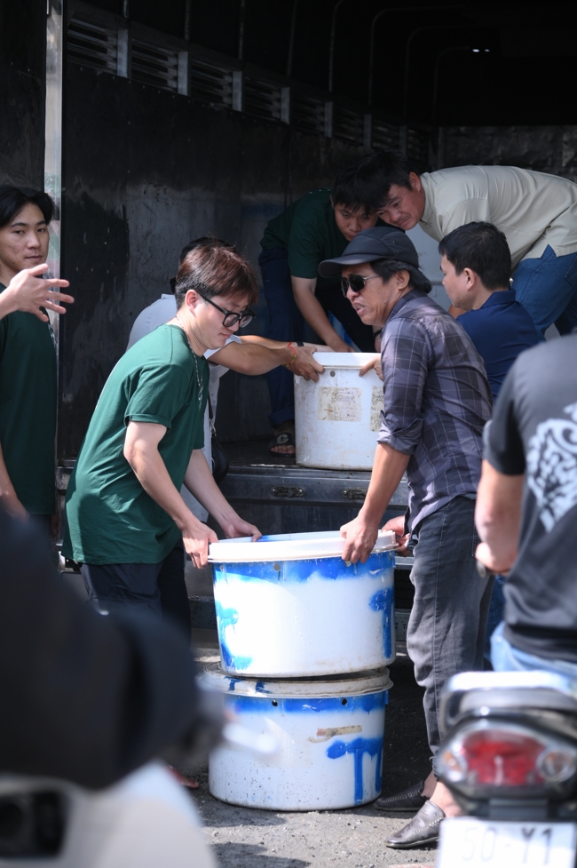 Freeing of creatures at Nhi Binh ferry (Hoc Mon)