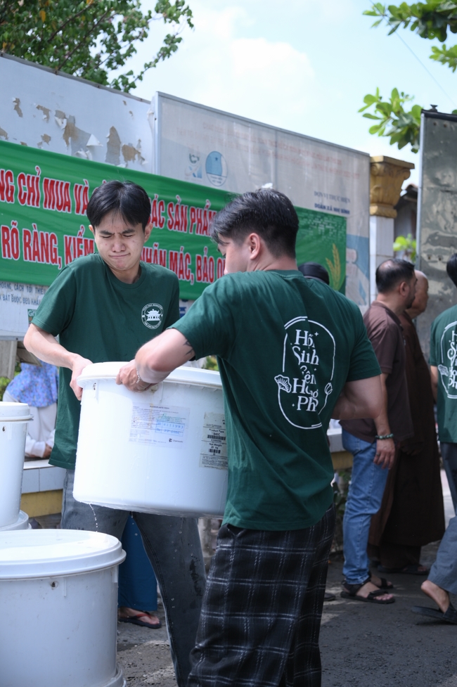 Freeing of creatures at Nhi Binh ferry (Hoc Mon)