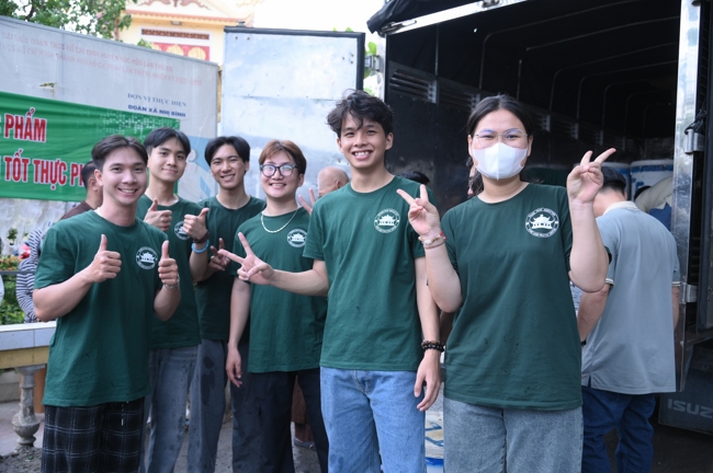 Freeing of creatures at Nhi Binh ferry (Hoc Mon)