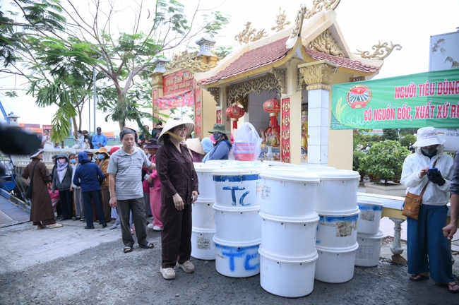 Freeing of creatures at Nhi Binh ferry (Hoc Mon)