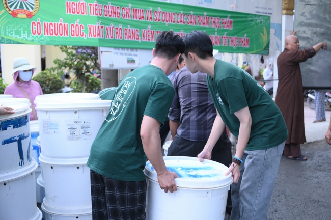 Freeing of creatures at Nhi Binh ferry (Hoc Mon)