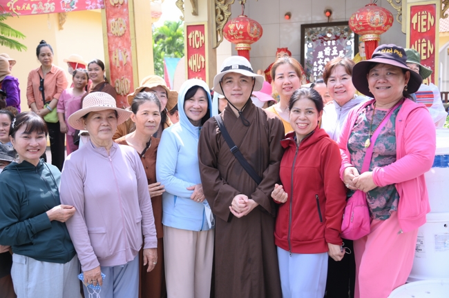 Freeing of creatures at Nhi Binh ferry (Hoc Mon)