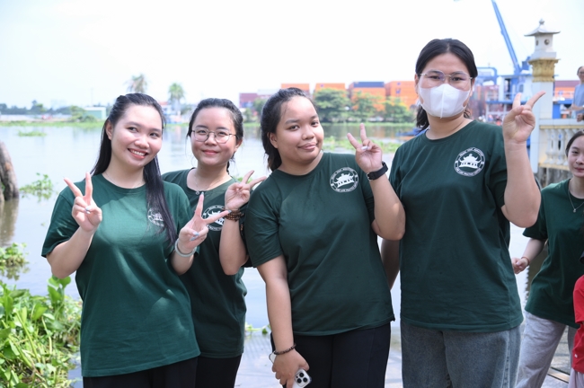 Freeing of creatures at Nhi Binh ferry (Hoc Mon)