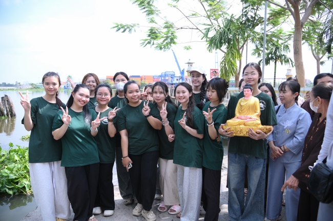 Freeing of creatures at Nhi Binh ferry (Hoc Mon)