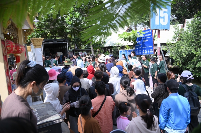 Freeing of creatures at Nhi Binh ferry (Hoc Mon)