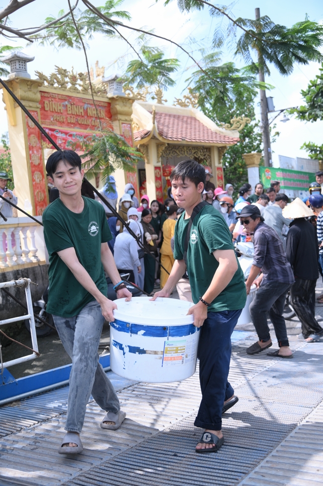 Freeing of creatures at Nhi Binh ferry (Hoc Mon)