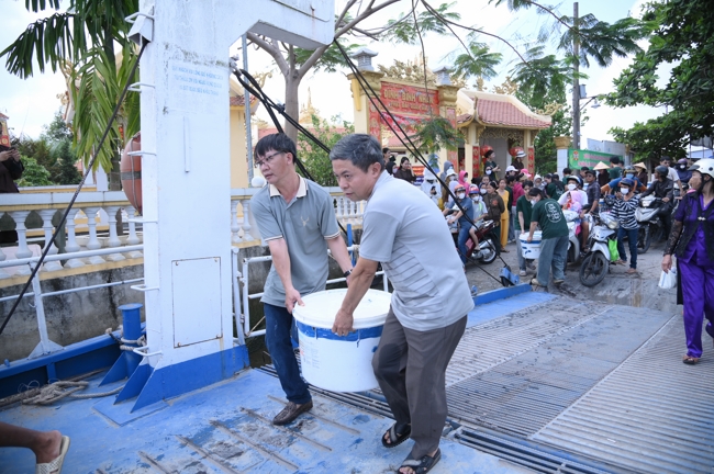 Freeing of creatures at Nhi Binh ferry (Hoc Mon)