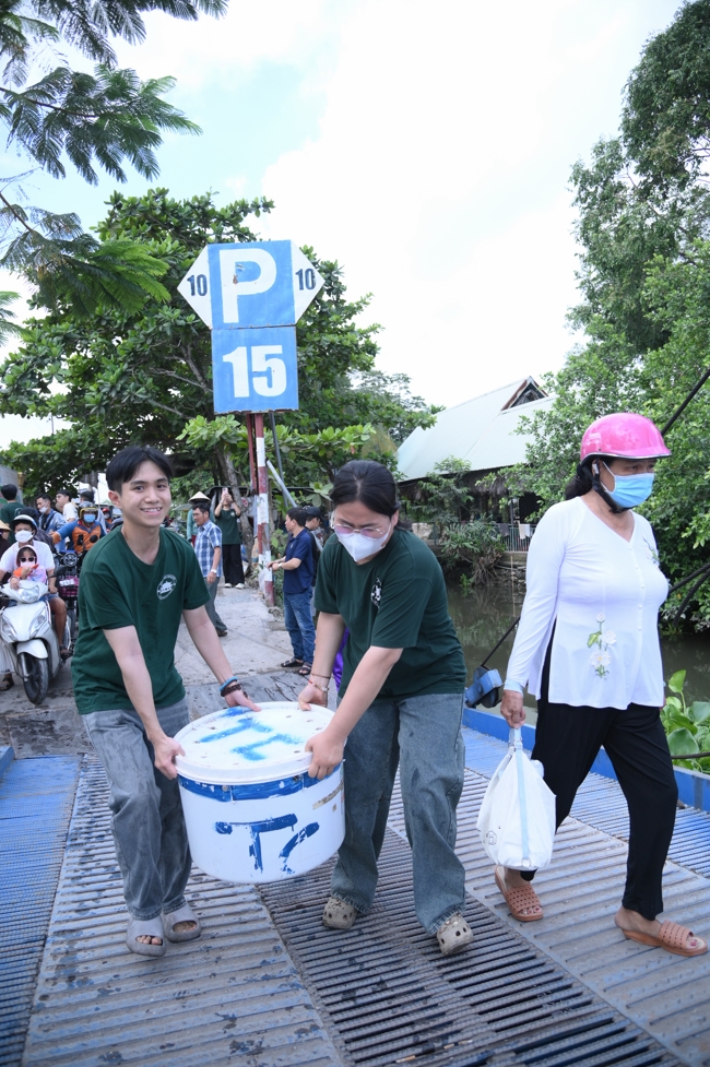Freeing of creatures at Nhi Binh ferry (Hoc Mon)