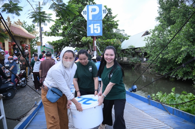 Freeing of creatures at Nhi Binh ferry (Hoc Mon)