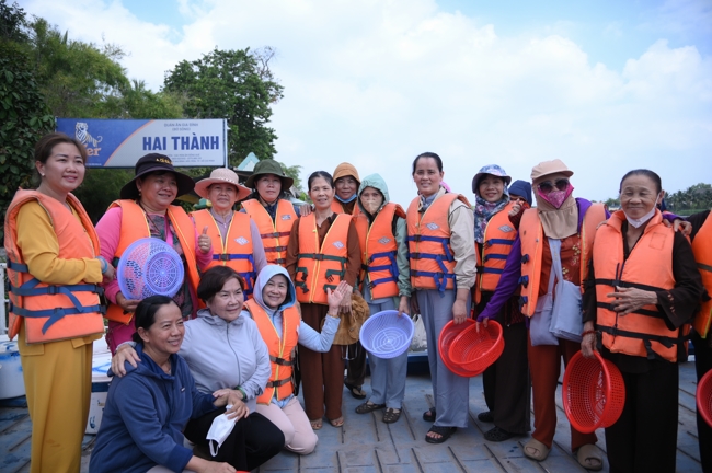 Freeing of creatures at Nhi Binh ferry (Hoc Mon)
