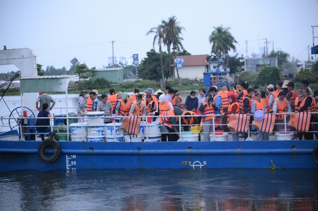 Freeing of creatures at Nhi Binh ferry (Hoc Mon)
