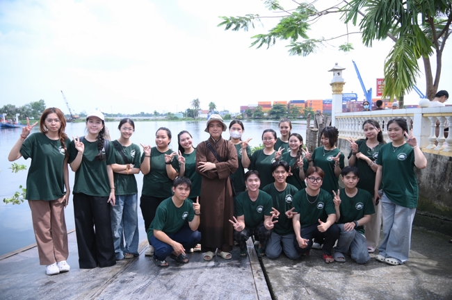 Freeing of creatures at Nhi Binh ferry (Hoc Mon)