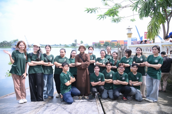 Freeing of creatures at Nhi Binh ferry (Hoc Mon)