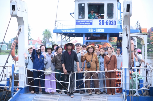 Freeing of creatures at Nhi Binh ferry (Hoc Mon)