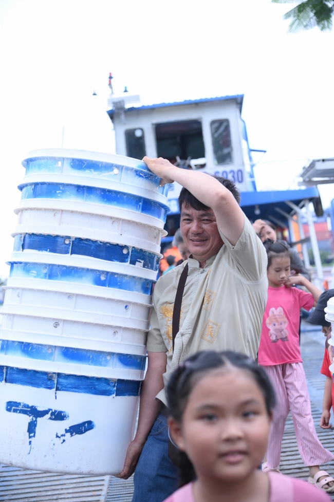 Freeing of creatures at Nhi Binh ferry (Hoc Mon)