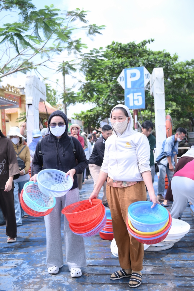 Freeing of creatures at Nhi Binh ferry (Hoc Mon)
