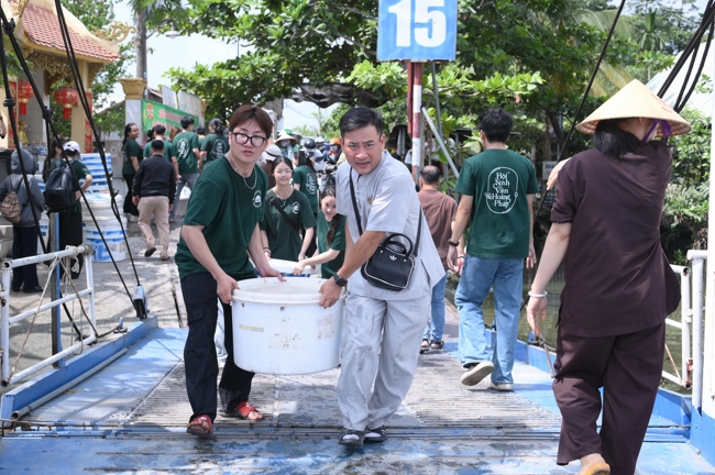 Freeing of creatures at Nhi Binh ferry (Hoc Mon)