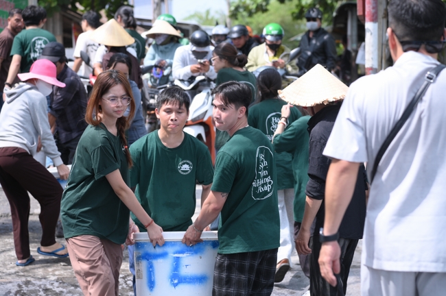 Freeing of creatures at Nhi Binh ferry (Hoc Mon)