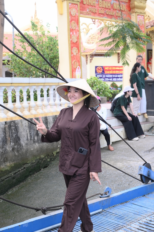 Freeing of creatures at Nhi Binh ferry (Hoc Mon)