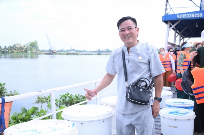 Freeing of creatures at Nhi Binh ferry (Hoc Mon)
