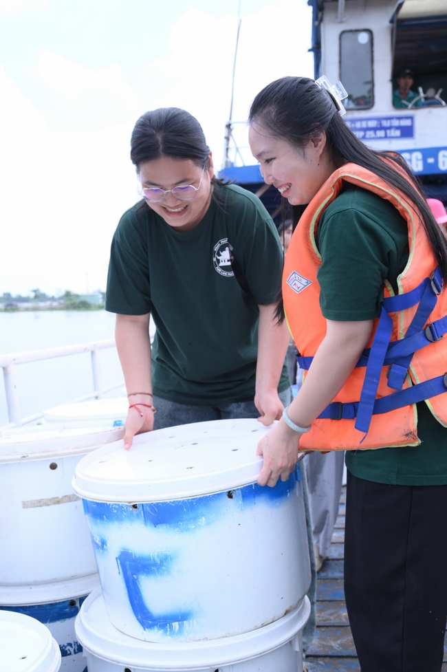 Freeing of creatures at Nhi Binh ferry (Hoc Mon)