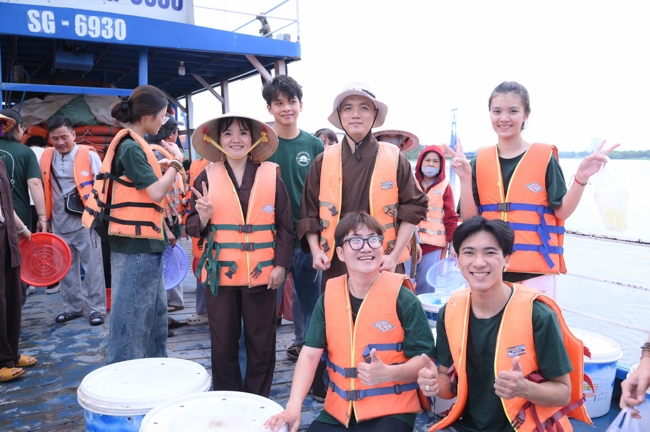 Freeing of creatures at Nhi Binh ferry (Hoc Mon)