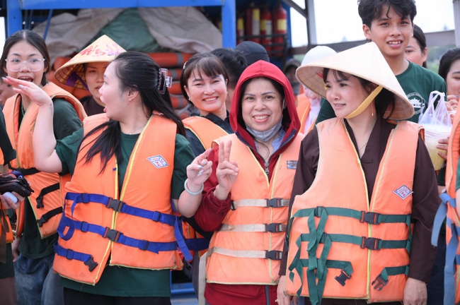 Freeing of creatures at Nhi Binh ferry (Hoc Mon)