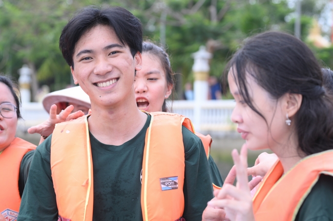 Freeing of creatures at Nhi Binh ferry (Hoc Mon)