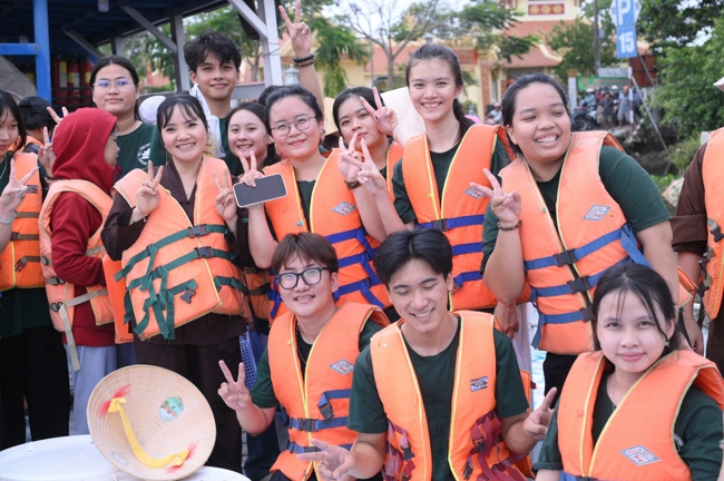 Freeing of creatures at Nhi Binh ferry (Hoc Mon)