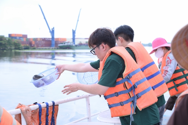 Freeing of creatures at Nhi Binh ferry (Hoc Mon)