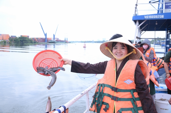 Freeing of creatures at Nhi Binh ferry (Hoc Mon)