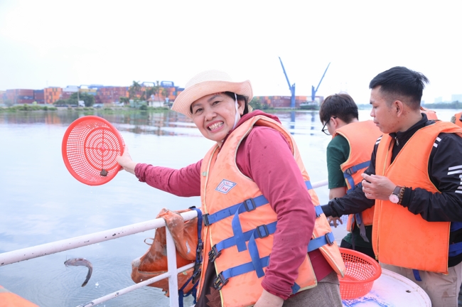 Freeing of creatures at Nhi Binh ferry (Hoc Mon)