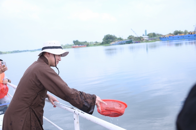 Freeing of creatures at Nhi Binh ferry (Hoc Mon)
