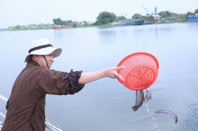 Freeing of creatures at Nhi Binh ferry (Hoc Mon)