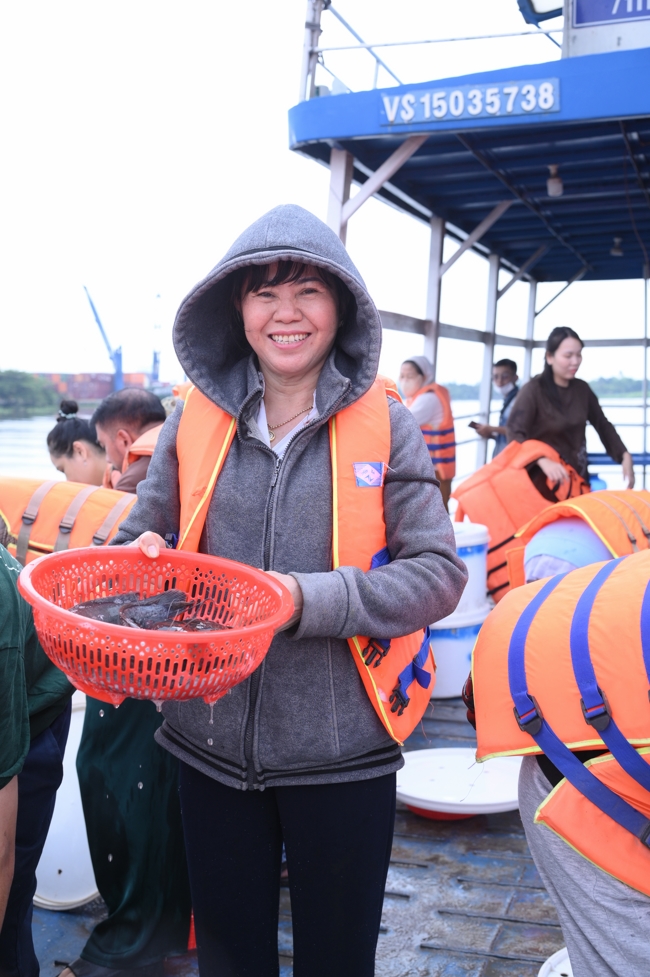 Freeing of creatures at Nhi Binh ferry (Hoc Mon)