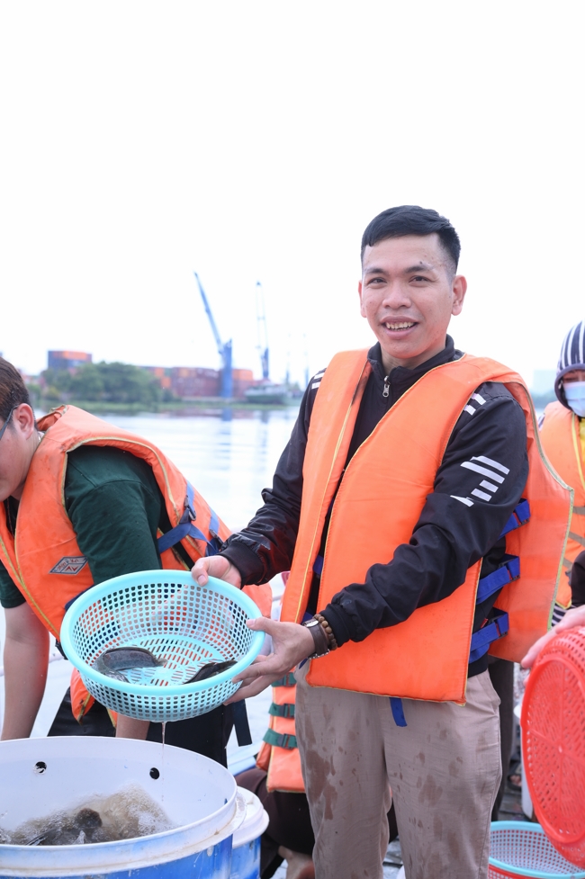 Freeing of creatures at Nhi Binh ferry (Hoc Mon)