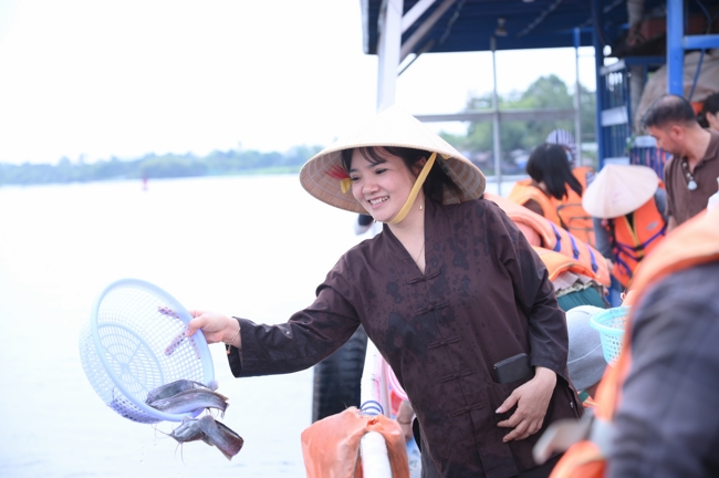 Freeing of creatures at Nhi Binh ferry (Hoc Mon)