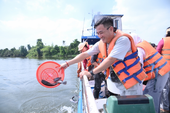 Freeing of creatures at Nhi Binh ferry (Hoc Mon)