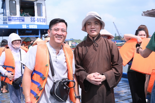 Freeing of creatures at Nhi Binh ferry (Hoc Mon)