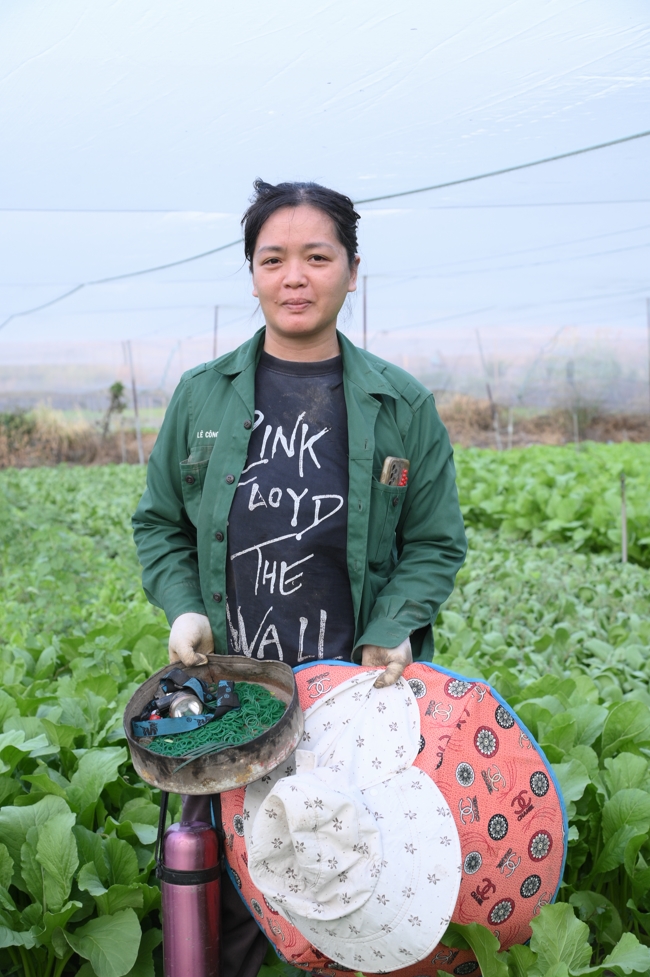 Chư Tăng và công quả nội tự chùa Hoằng Pháp tiếp tục chuyến đi thu hoạch rau cúng dường (Bình Dương).