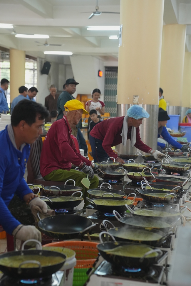 BA NGÀY THIẾT ĐÃI BÁNH XÈO KÍNH MỪNG ĐẠI LỄ PHẬT ĐẢN VESAK 2026 | CHÙA HOẰNG PHÁP.