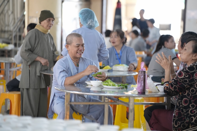 BA NGÀY THIẾT ĐÃI BÁNH XÈO KÍNH MỪNG ĐẠI LỄ PHẬT ĐẢN VESAK 2026 | CHÙA HOẰNG PHÁP.