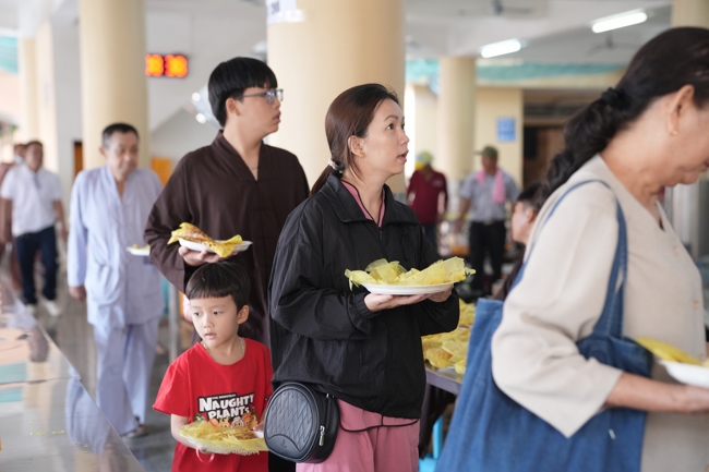 BA NGÀY THIẾT ĐÃI BÁNH XÈO KÍNH MỪNG ĐẠI LỄ PHẬT ĐẢN VESAK 2026 | CHÙA HOẰNG PHÁP.