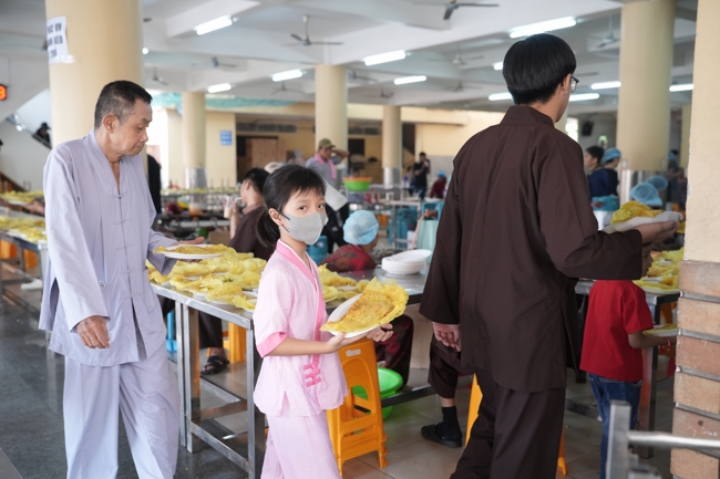 BA NGÀY THIẾT ĐÃI BÁNH XÈO KÍNH MỪNG ĐẠI LỄ PHẬT ĐẢN VESAK 2026 | CHÙA HOẰNG PHÁP.