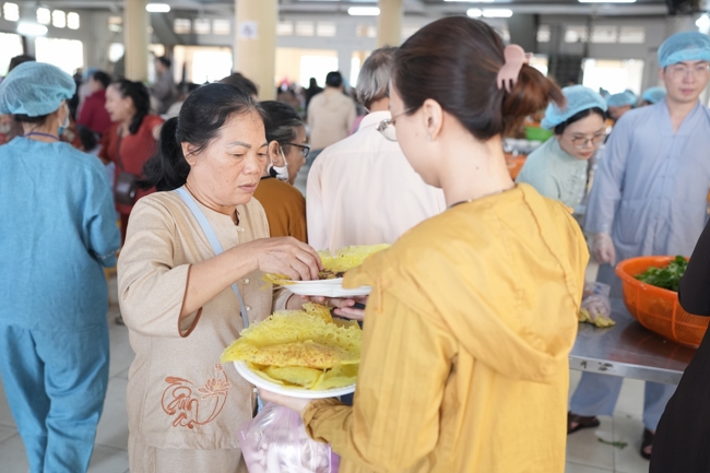 BA NGÀY THIẾT ĐÃI BÁNH XÈO KÍNH MỪNG ĐẠI LỄ PHẬT ĐẢN VESAK 2026 | CHÙA HOẰNG PHÁP.