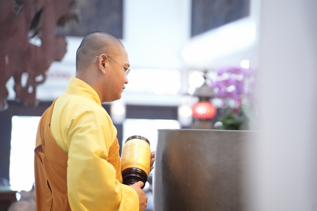 Phóng sinh tại bến phà Bình Mỹ.