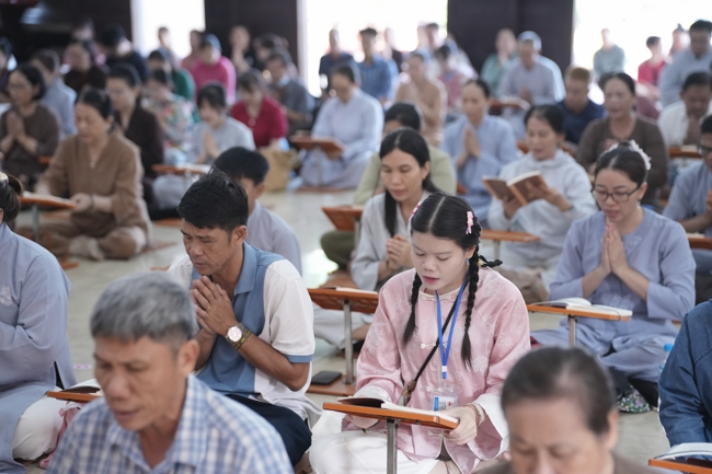 Phóng sinh tại bến phà Bình Mỹ.