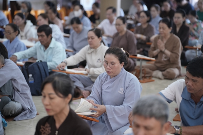 Phóng sinh tại bến phà Bình Mỹ.