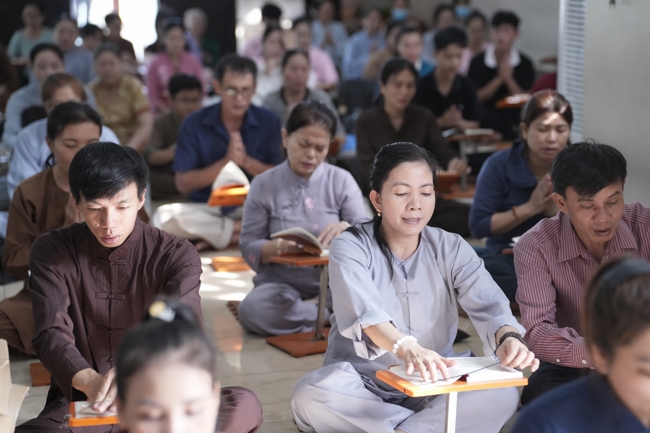 Phóng sinh tại bến phà Bình Mỹ.